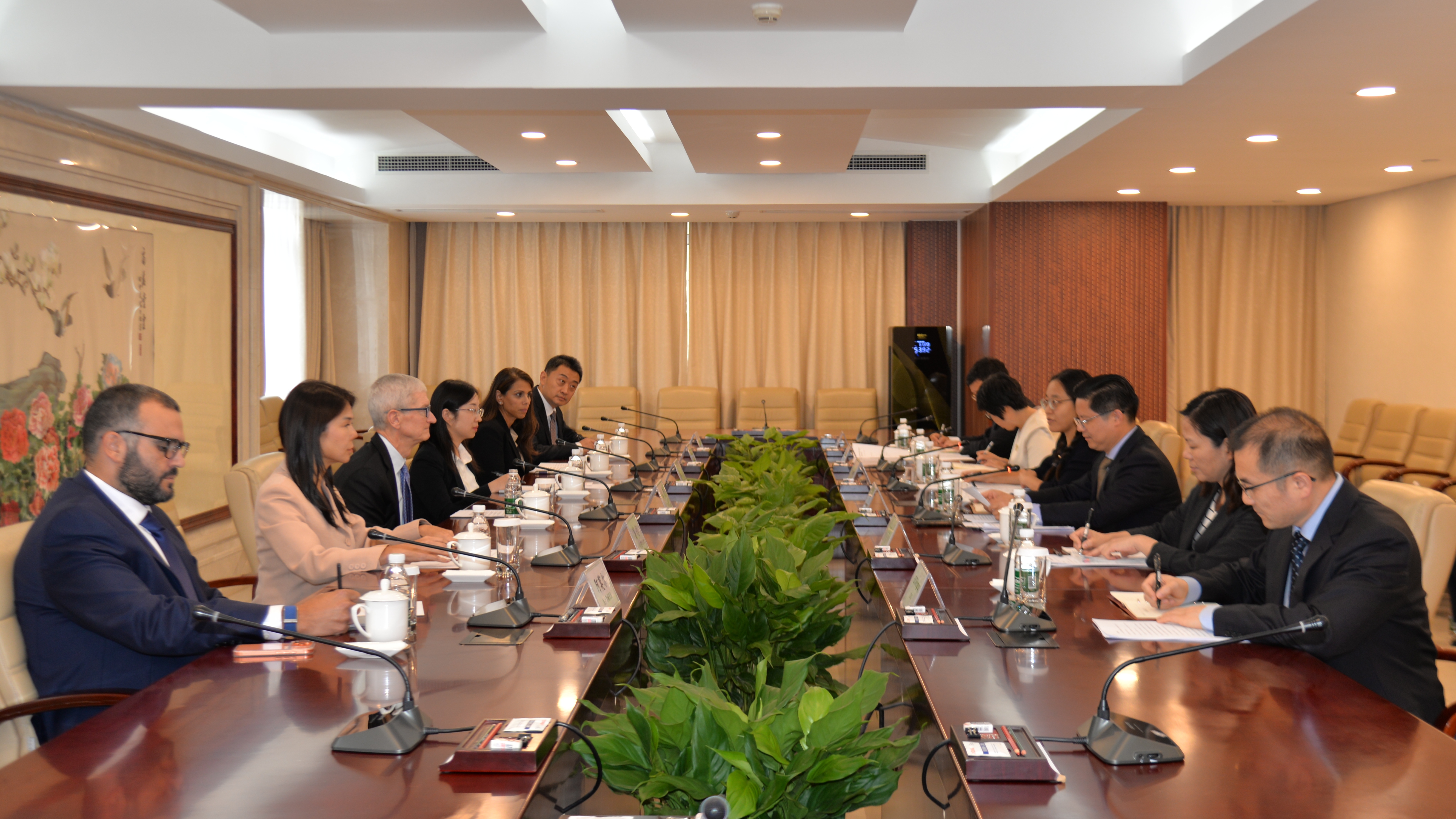 雷平会见苹果公司首席执行官库克