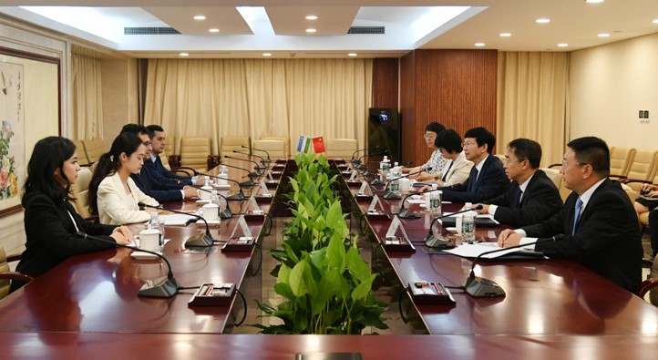 Li-Li-meets-with-hea...