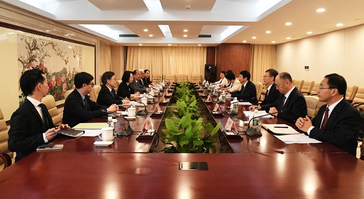 Li-Li-meets-with-sec...